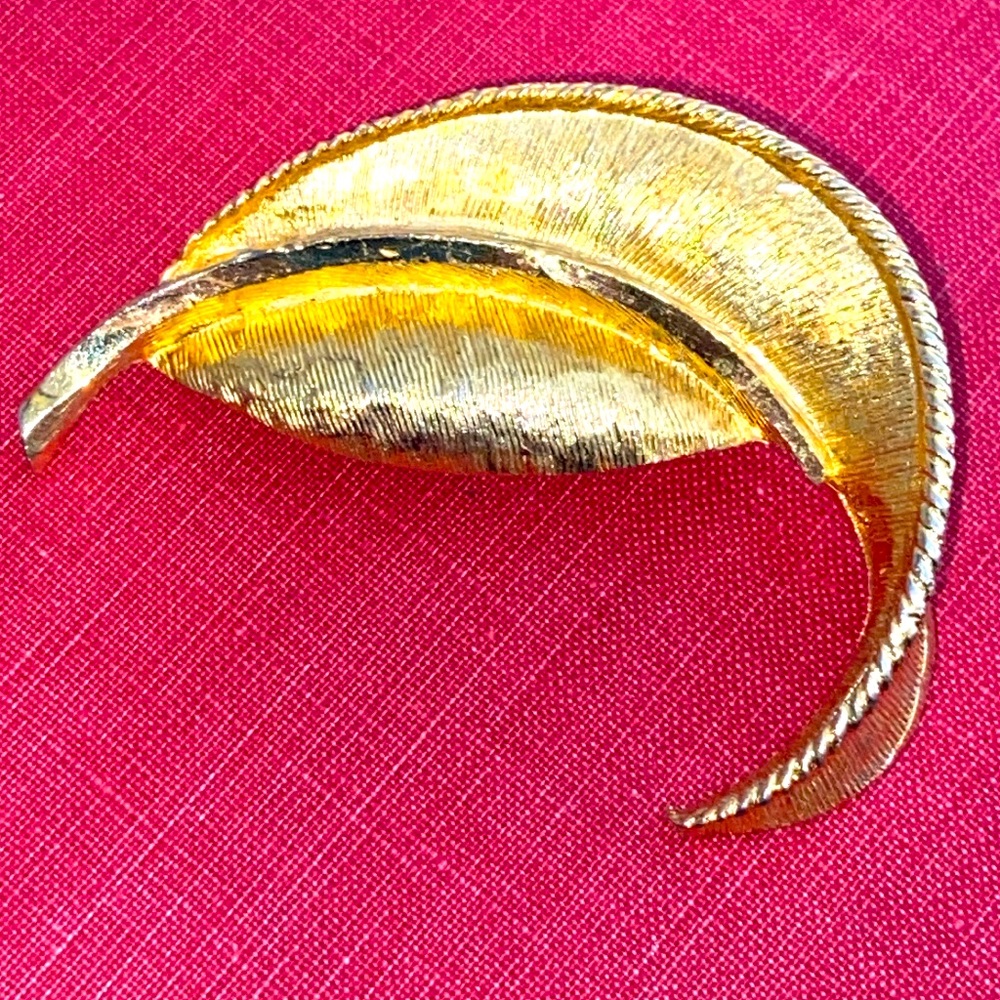 Vintage Large Gold Toned Feather Broach